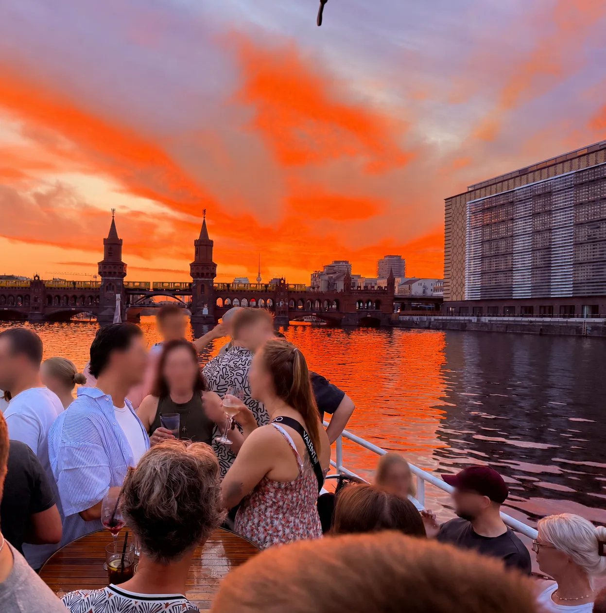 Gäste an Bord der MS Vera bei Sonnenuntergang